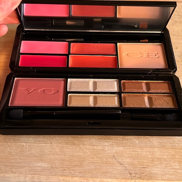 Voce makeup kit - eyeshadow, lipgloss, blush, powder - Picture 1 of 4